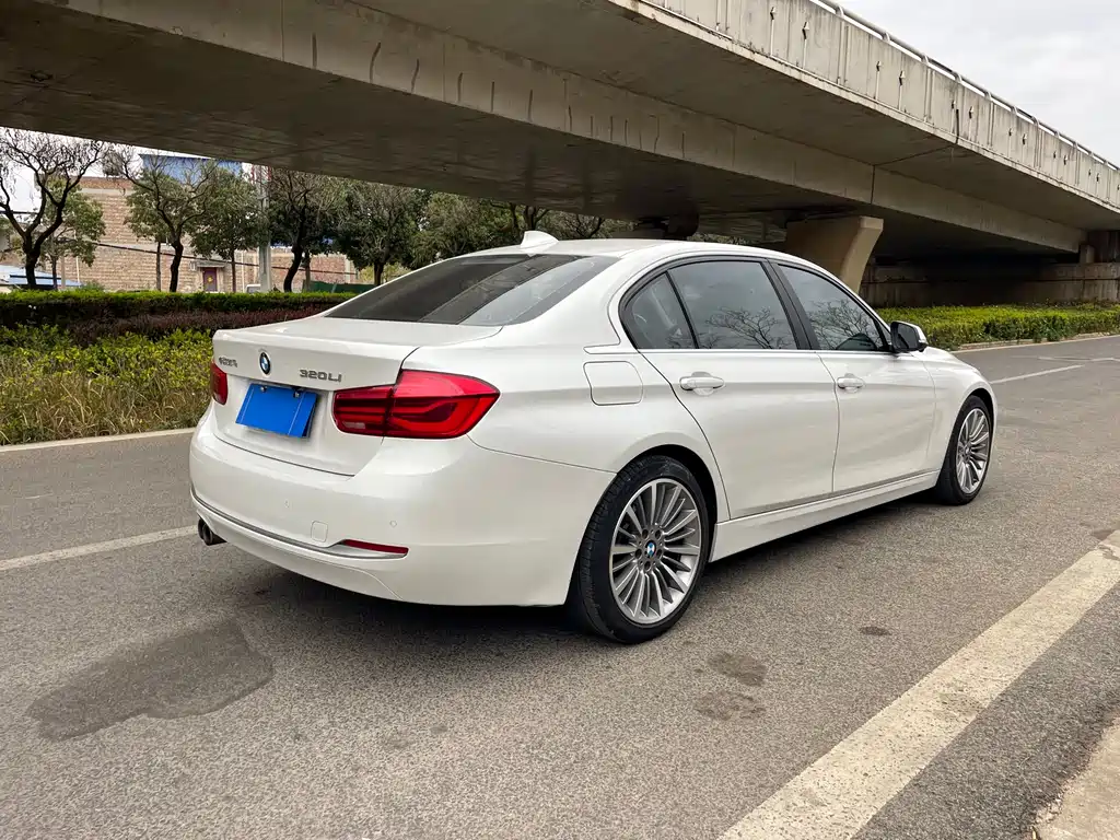BMW 3 Series 2019 — фото 11