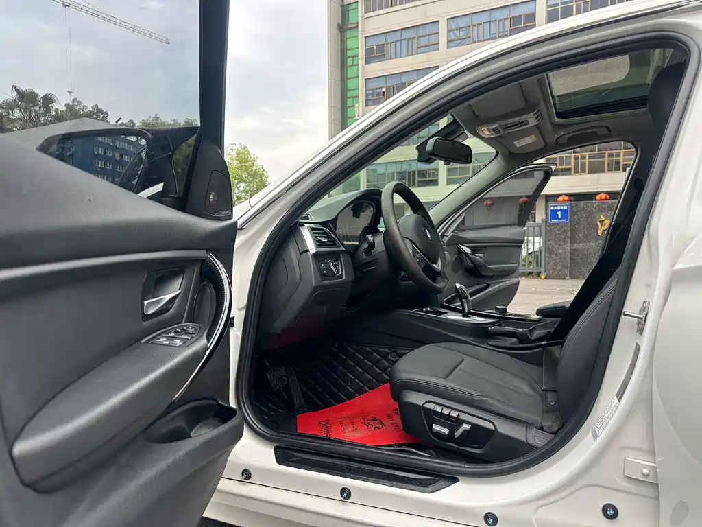 BMW 3 Series 2018 — фото 11
