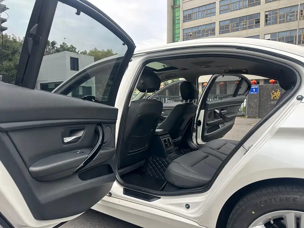 BMW 3 Series 2018 — фото 12