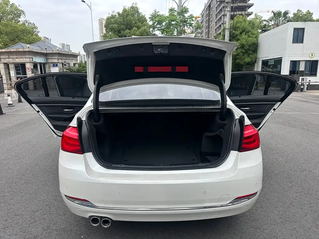 BMW 3 Series 2018 — фото 13