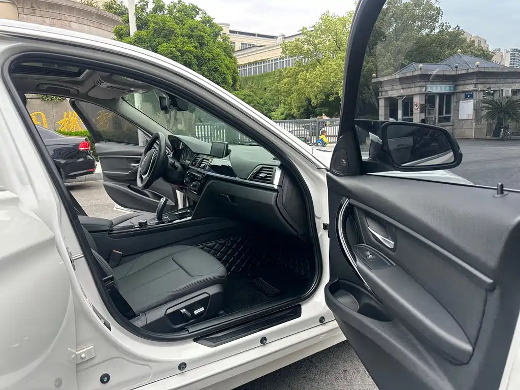 BMW 3 Series 2018 — фото 20