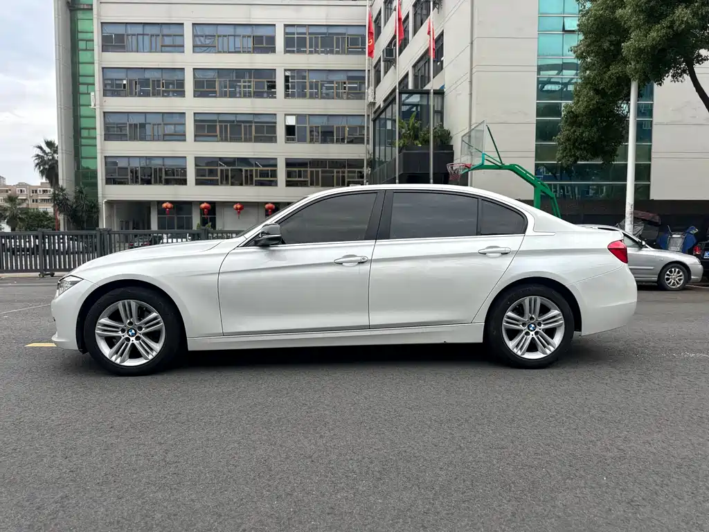 BMW 3 Series 2018 — фото 6